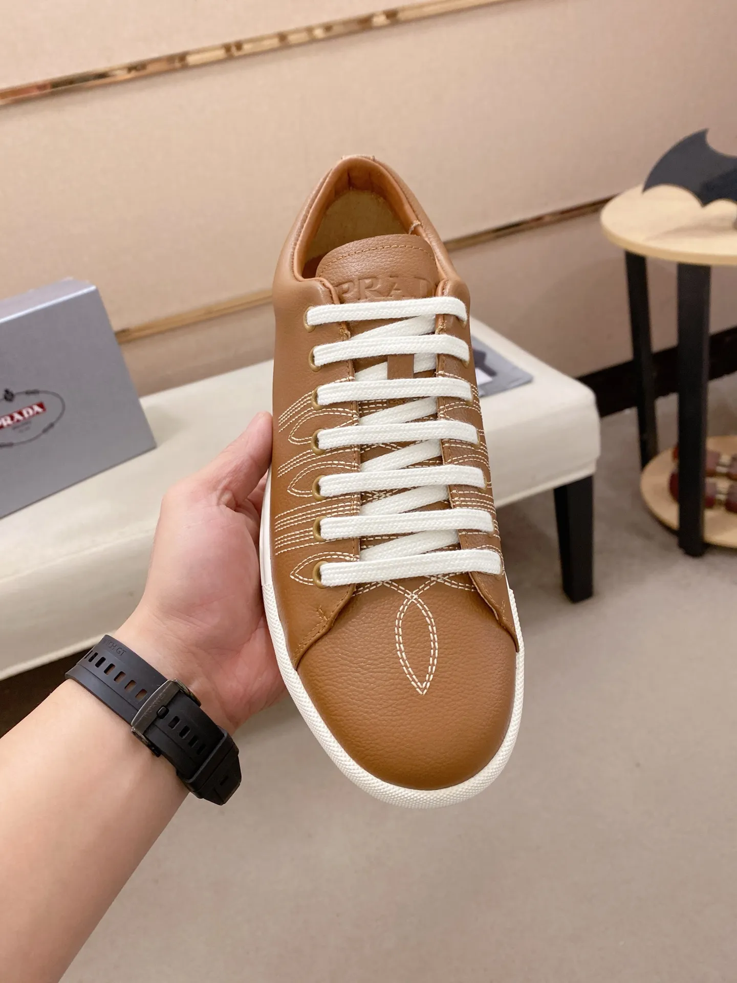 Factory price 560💰 ✔️✔️✔️Higher version High-quality new PRADA (Prada) counters are launched simultaneously. The new men's shoes and 😘fabric are made of selected first-layer cowhide with superb craftsmanship. Lining: Full cowhide lining. 👍🏿 High-end ☄️ air-cushion molded anti-slip rubber outsole, exquisite lines, simple and elegant, comfortable and high-end for leisure travel. Code number: 38 to 45